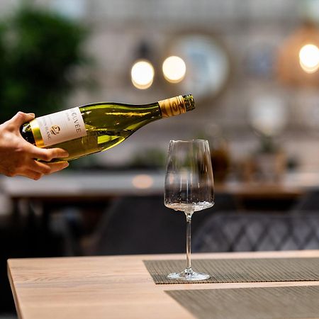 בורגאס Hotel Residence Promenade מראה חיצוני תמונה Wine being poured