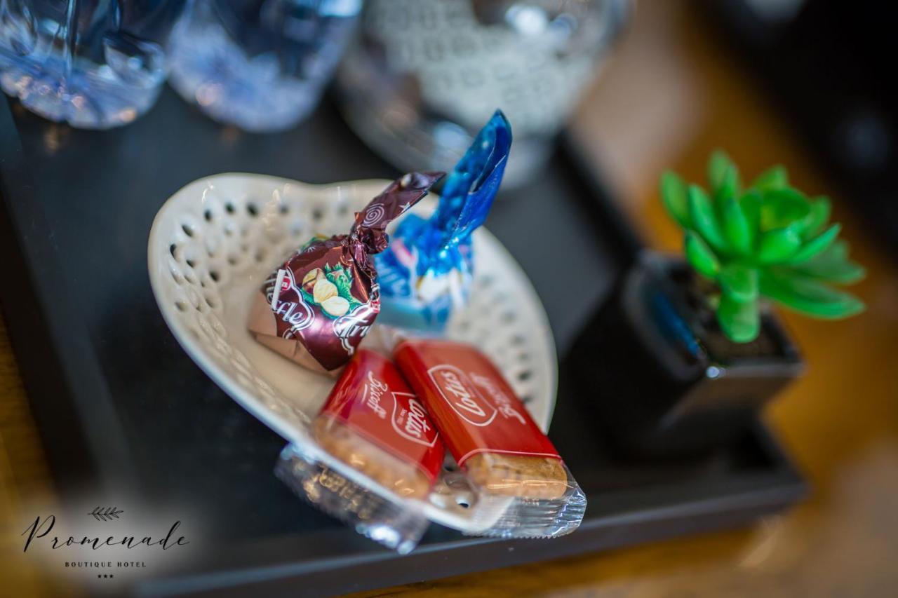 בורגאס Hotel Residence Promenade מראה חיצוני תמונה A variety of chocolate bars