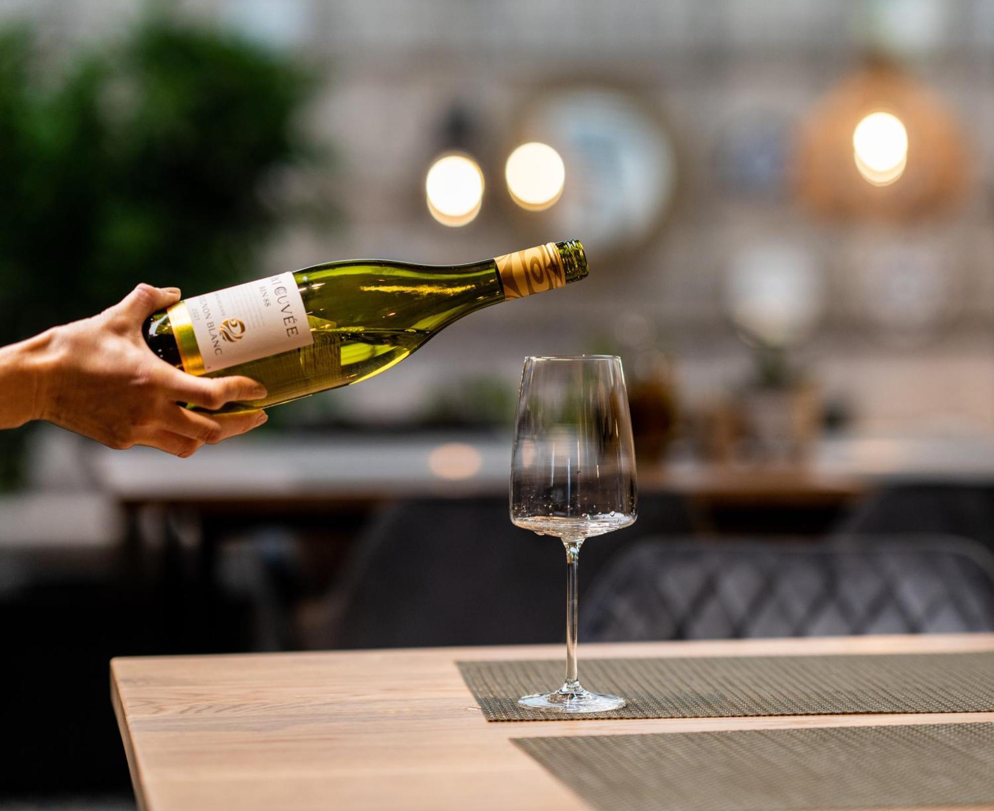 בורגאס Hotel Residence Promenade מראה חיצוני תמונה Wine being poured
