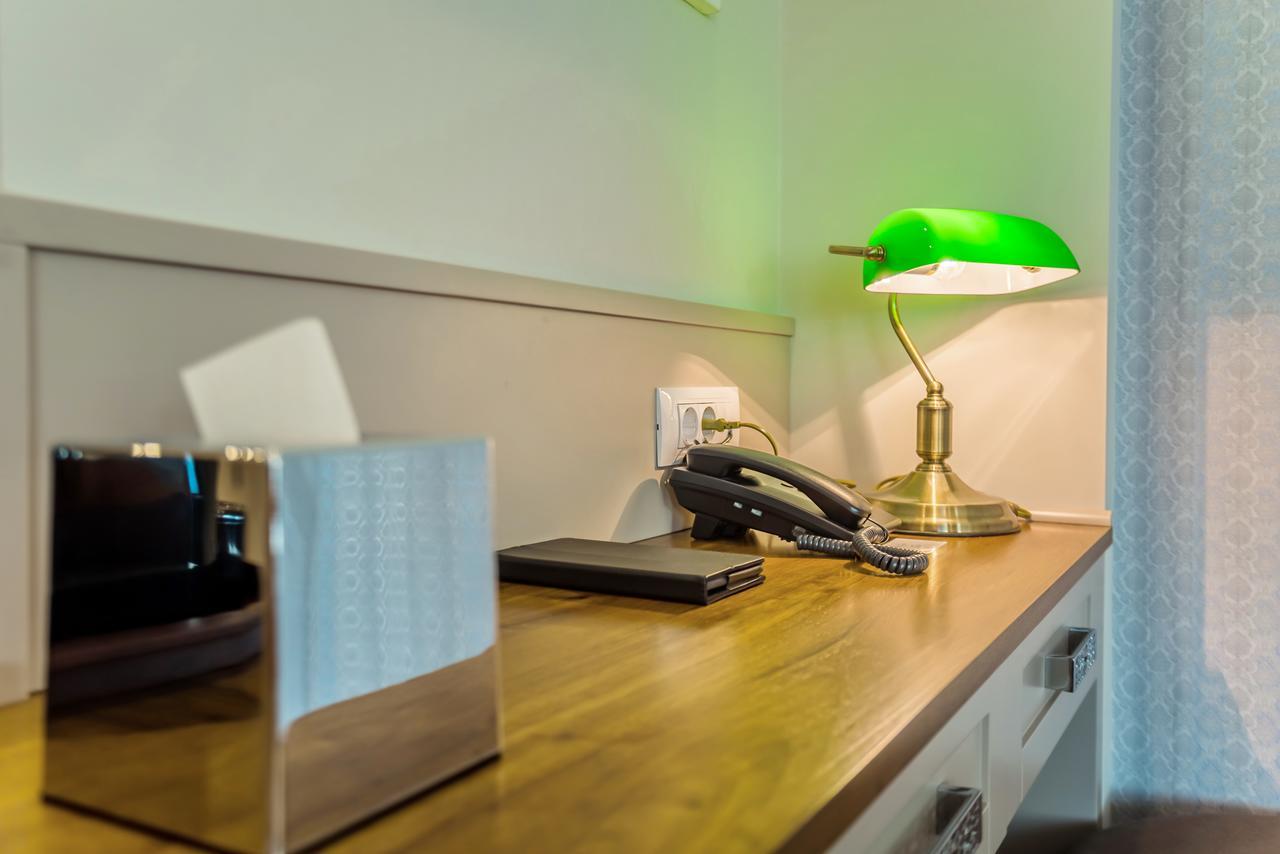 בורגאס Hotel Residence Promenade מראה חיצוני תמונה A green table lamp